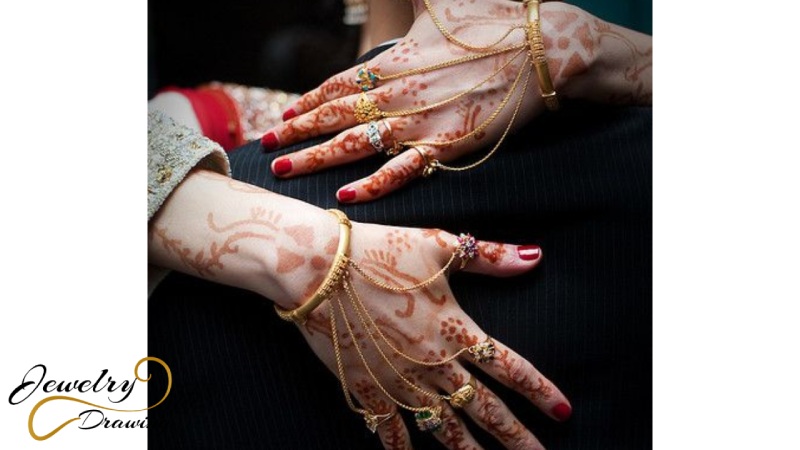 Five rings with gold bracelet combination design jewellery