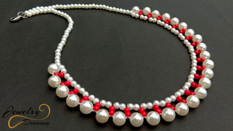 Red and white combination extraordinary necklace
