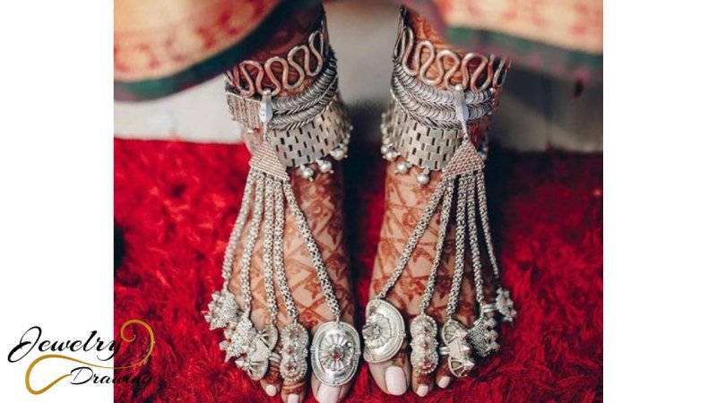 Heavy silver toe anklet with gorgeous feet mehndi design look